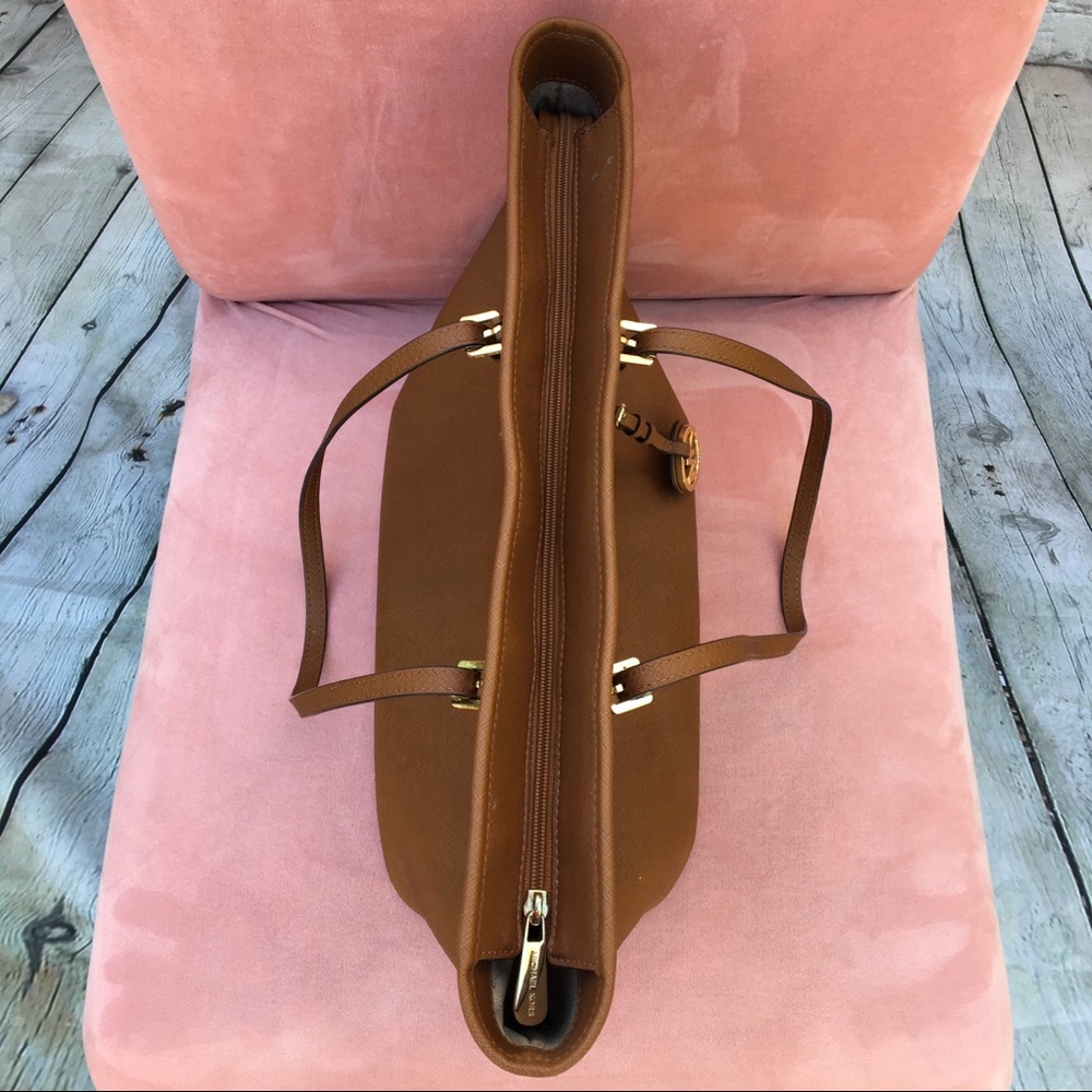 **SOLD**Host Pick! Michael Kors Saffiano Jet Set - Picture 4 of 8